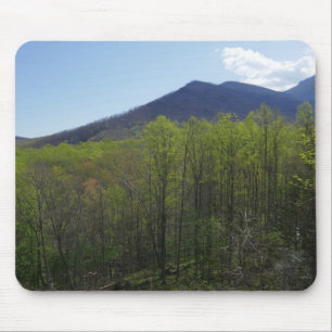 スモークの山々の春風景 マウスパッド