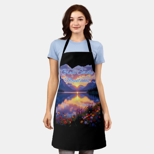 スモーク素晴らしの山の夕日 エプロン (着用した状態)