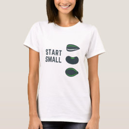 スモールスタート - ミニマリストのガーデナーと成長Tシャツ Tシャツ