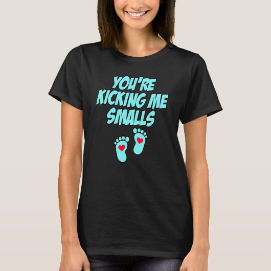 スモールズが蹴ってくるわ 妊娠 3 Tシャツ (正面)