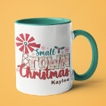 スモールタウンクリスマス素朴タイポグラフィ名前をカスタムする マグカップ<br><div class="desc">スモール素朴タウンタイポグラフィフェスティバル休日の名前マパーソナライズされたグは、風車、ホリーと雪の結晶でアクセント付いたスクリプトモダンタイポグラフィで文字"スモール・タウン・クリスマス"を特徴としている。贈り物パーソナライズされたの名前をカスタム追加。クリスマスギフト、クリスマスパーティー、休日のお祝い、誕生日などに最適。Evco Studio www.zazzle.com/store/evcostudioによって作成</div>