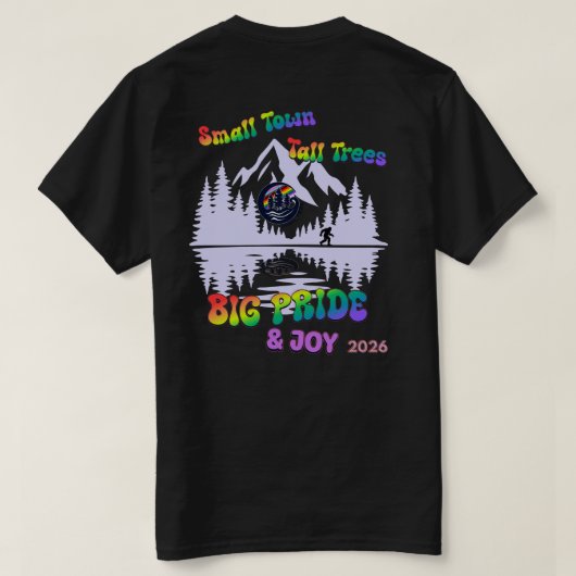 スモールタウン、背の高い木、大きなプライドと喜び 2026 Tシャツ (デザイン裏面)