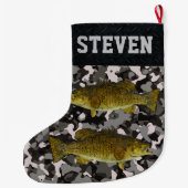 スモールマウスベース魚釣り迷彩柄ネームメンズ ラージクリスマスストッキング (裏面)