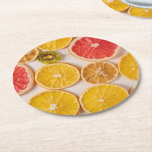 スライスされたオレンジのグレープフルーツとキウイパターンフルーツ ラウンドペーパーコースター (アングル)