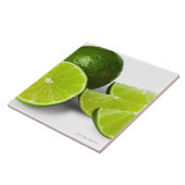 スライスされたライムのくさびは、白い背景で、切り取りました タイル (側面)