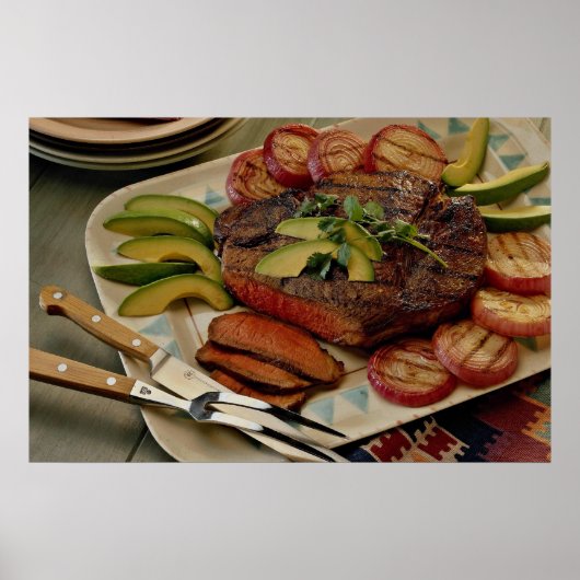 スライスした牛肉のローストで赤タマネギのグリルと避ける ポスター (正面)