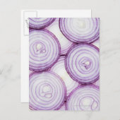 スライスした赤い玉ねぎのフルフレーム、白 ポストカード (正面/裏面)