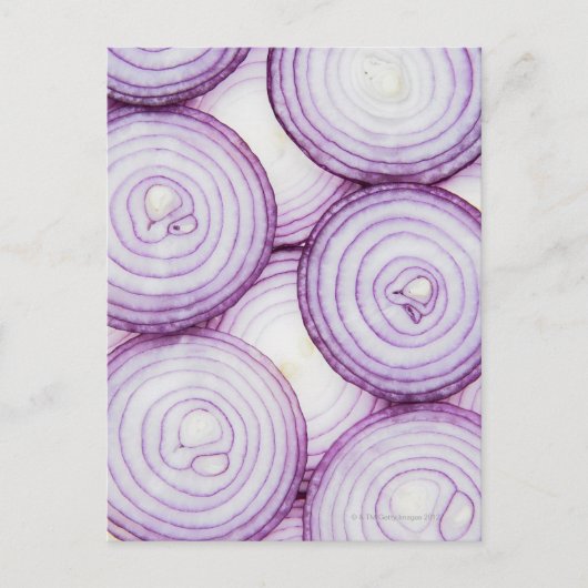 スライスした赤い玉ねぎのフルフレーム、白 ポストカード (正面)