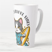 スライドする猫の楽しい遊び心あふれる雰囲気 カフェラテマグ (右アングル)