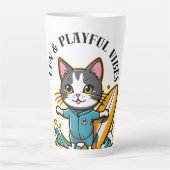 スライドする猫の楽しい遊び心あふれる雰囲気 カフェラテマグ (正面)