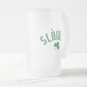 スラインテおもしろいアイリッシュセントパトリックの日グリーンクローバー フロストグラスビールジョッキ (正面右)