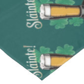 スラインテ!セントパトリックの日のビールのポイント・オン・グリーン テーブルクロス (アングル)