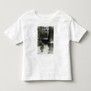 スラム街1899年で遊んでいる子供 トドラーTシャツ