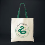 スリザリン™グリーンスネークハウスプライドバッジ トートバッグ<br><div class="desc">これらはSLYTHERIN™ハウスのための教義である：プライド – 野心 – 狡猾。衣服これをグラフィックTシャツに貼るか、パーソナライズされたマグカップに貼る！このデザインは完璧なカスタム贈り物のためのより多くのZazzle製品で買う。</div>