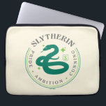 スリザリン™グリーンスネークハウスプライドバッジ ラップトップスリーブ<br><div class="desc">これらはSLYTHERIN™ハウスのための教義である：プライド – 野心 – 狡猾。衣服これをグラフィックTシャツに貼るか、パーソナライズされたマグカップに貼る！このデザインは完璧なカスタム贈り物のためのより多くのZazzle製品で買う。</div>