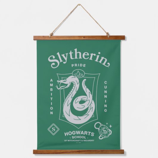 スリザリン™ 自慢  野心  狡猾  紋章 吊り下げ型タペストリー (正面)