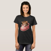 スリッパで寝る猫 Tシャツ (正面フル)