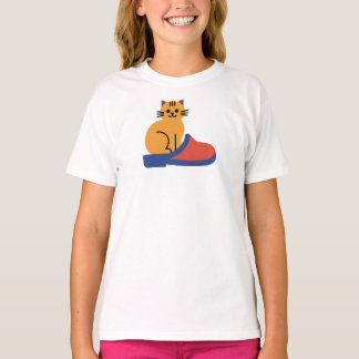 スリッパに座るオレンジ色の猫 Tシャツ