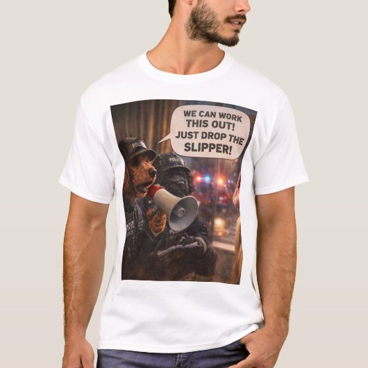スリッパ争奪交渉Tシャツ - 面白い犬の贈り物 Tシャツ (正面)