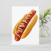 スリッピージョーのホットドッグは、柔らかなパンにぴったりと収まり、鮮やかな黄色 シーズンカード (スタンド正面)