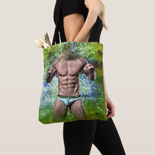スリッピージョーの非常に筋肉質な大人男性が上半身裸で トートバッグ (クローズアップ)