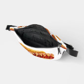 スリップリージョーのホットドッグ、柔らかなパンに収まり、鮮やかな黄色のマスタードソースがスパイラルに ファニーパック (見開き)