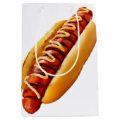 スリップリージョーのホットドッグ、柔らかなパンに収まり、鮮やかな黄色のマスタードソースがスパイラルに ミディアムペーパーバッグ (正面)