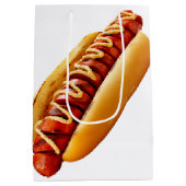 スリップリージョーのホットドッグ、柔らかなパンに収まり、鮮やかな黄色のマスタードソースがスパイラルに ミディアムペーパーバッグ (裏面)