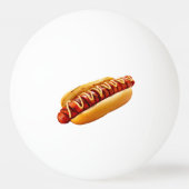 スリップリージョーのホットドッグ、柔らかなパンに収まり、鮮やかな黄色のマスタードソースがスパイラルに 卓球ボール (裏面)