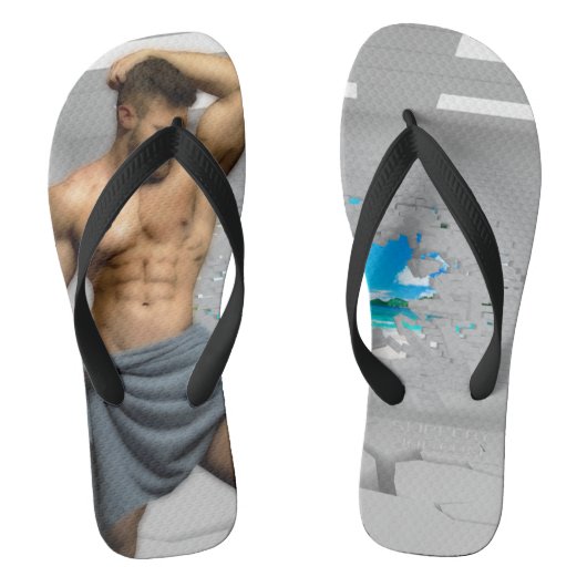 スリップリージョーのマンのタオルが壊れた白いレンガの壁 ビーチサンダル (フットベッド)