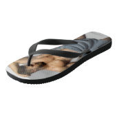 スリップリージョーのマンのタオルが壊れた白いレンガの壁 ビーチサンダル (アングル)