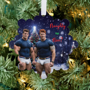 スリップリージョーの輝くクリスマスツリーが2人の筋肉質な男性を際立たせる オーナメントカード