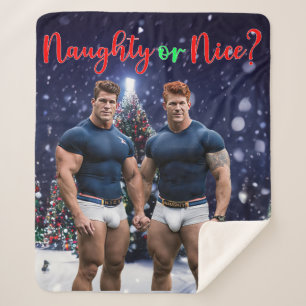 スリップリージョーの輝くクリスマスツリーが2人の筋肉質な男性を際立たせる シェルパブランケット