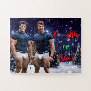 スリップリージョーの輝くクリスマスツリーが2人の筋肉質な男性を際立たせる ジグソーパズル
