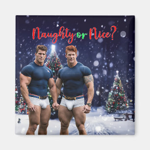 スリップリージョーの輝くクリスマスツリーが2人の筋肉質な男性を際立たせる マグネット