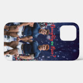 スリップリージョーの輝くクリスマスツリーが2人の筋肉質な男性を際立たせる Case-Mate iPhoneケース (裏面 (横))