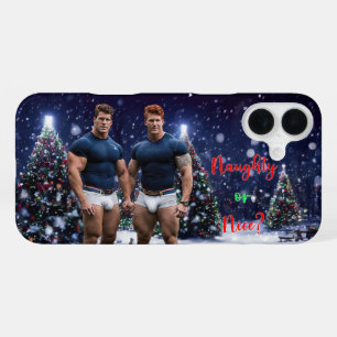 スリップリージョーの輝くクリスマスツリーが2人の筋肉質な男性を際立たせる iPhone 16 PLUSケース
