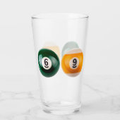 スリップリージョーの69 ハードプールテーブル 2つのビリヤードボール タンブラーグラス (裏面)