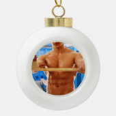 スリップリージョー 筋肉質な男 腹筋 ロッカールーム タイル張りの床 セラミックボールオーナメント (正面)
