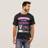 スリフティングは私のセラピー倹約店Thrifter Thrif Tシャツ (正面フル)
