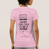 スリムフィットTee :決して古い(ピンク) Tシャツ (裏面)