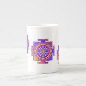 スリヤントラ – ヒンズー教シンボルデザイン1 ボーンチャイナマグカップ (正面)