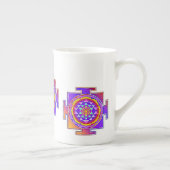 スリヤントラ – ヒンズー教シンボルデザイン1 ボーンチャイナマグカップ (右)