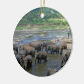 スリランカ川で水浴するゾウ セラミックオーナメント (左)