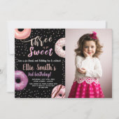 スリースウィートブラックフォトドーナツ誕生日招待状 招待状 (正面)