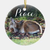 スリーピングディアーフォト自然ピースホリデー セラミックオーナメント (正面)