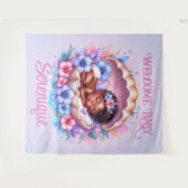 スリーピングベビーガールインシーシェルフローラパステル タペストリー (正面(横))