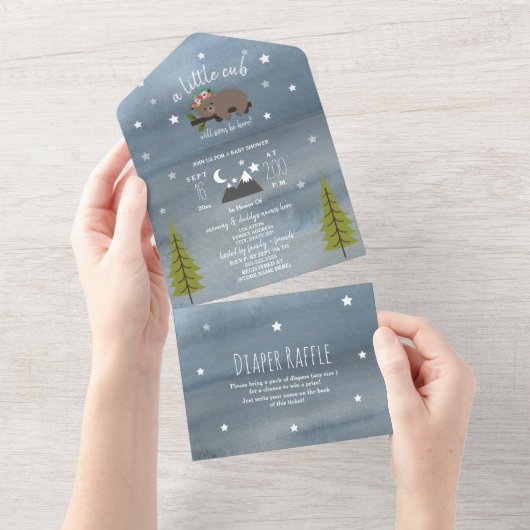 スリーピーベアクブ女の子ベビーシャワーおむつラッフル オールインワン招待状 (貼ってはがせる)