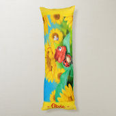 スリーピー·ラディバグ·イン·サンフラワーズ。カスタムジャイアント ボディピロー (裏面 (縦))