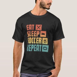 スリープサッカー食べリピートレトロサッカー選手コーチ Tシャツ